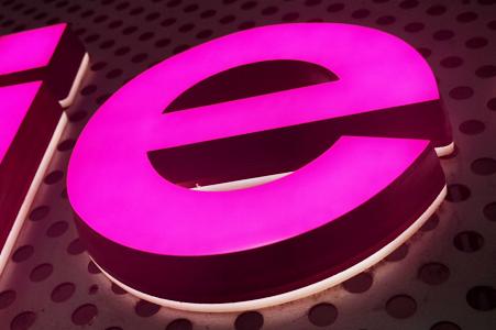 发光字报价为何差异大？哪些因素导致发光字价格参差不齐？